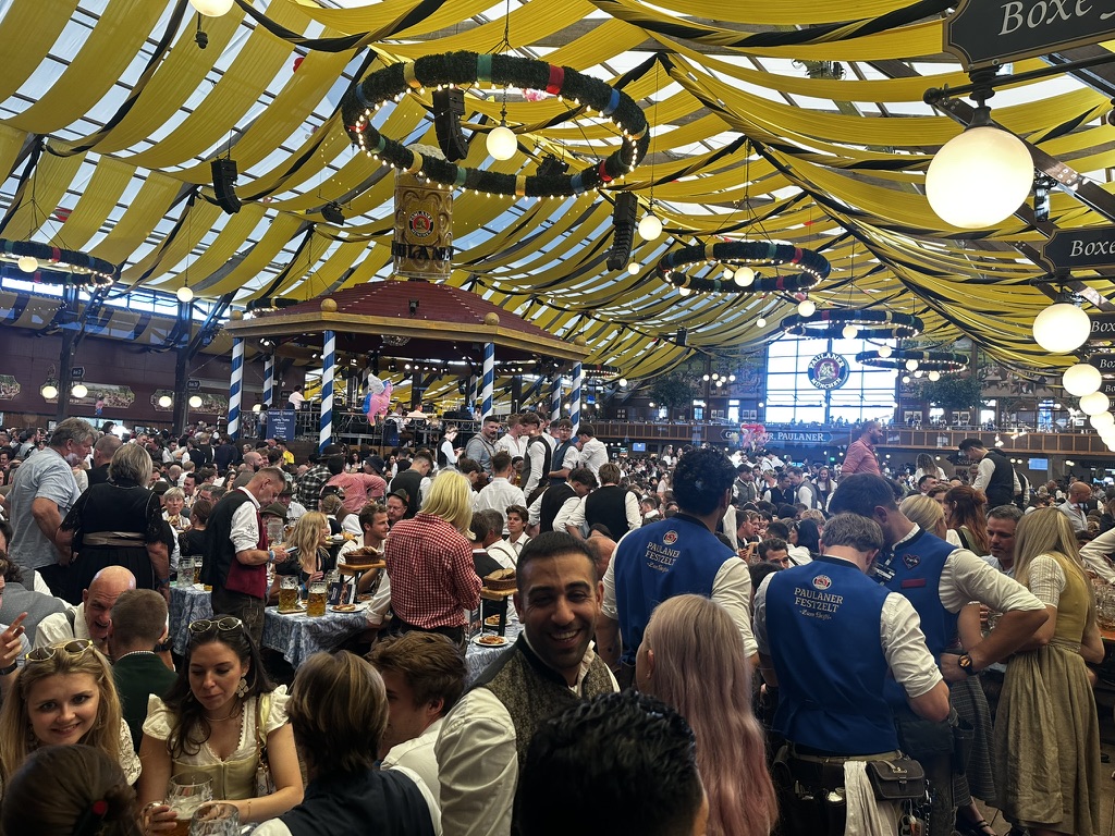 Oktoberfest çadırında kalabalık ve sarı tavan süslemeleri