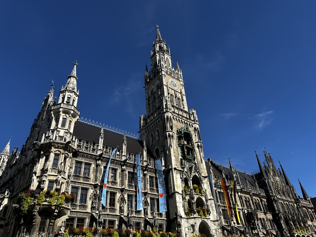 Münih’te Marienplatz ve belediye binası